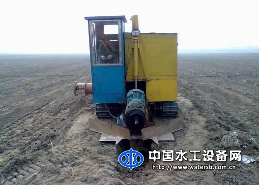 一種自走式U型溝渠土方掘進(jìn)襯砌一體機(jī)